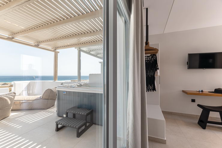 Deluxe Double Rooms with Hot Tub and Sea or Garden View
